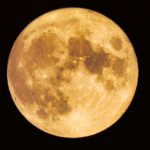 満月が夜空に浮かんでいる