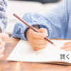 先生と子供が勉強している