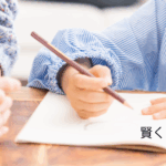 先生と子供が勉強している